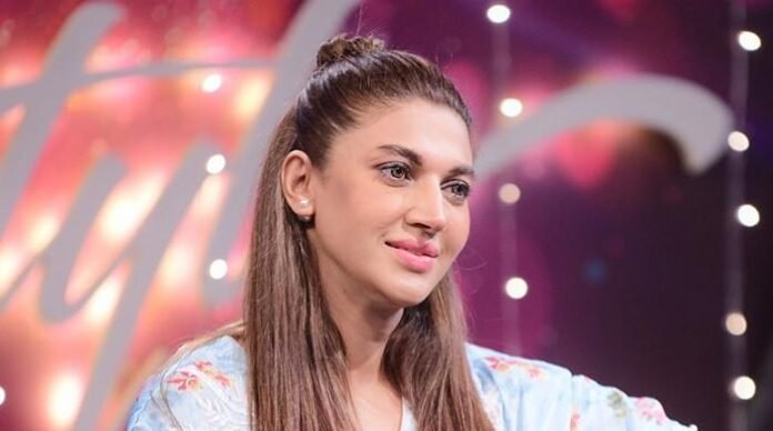 مختلف نمبروں سے دھمکی آمیز کالز آرہی ہیں، گاڑی کا مختلف نمبروں سے دھمکی آمیز کالز آرہی ہیں، گاڑی کا بھی پیچھا کیا جارہا ہے: اداکارہ ثنا کا بیان