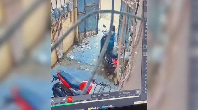 بھارت میں اسکول طالبہ سب کے سامنے چالاکی سے اسکوٹی بھارت میں اسکول طالبہ سب کے سامنے چالاکی سے اسکوٹی چوری کرکے لے گئی