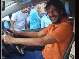 چنکی پانڈے نے بالآخر 43 سال بعد ڈارئیونگ ٹیسٹ پاس کرلیا چنکی پانڈے نے بالآخر 43 سال بعد ڈارئیونگ ٹیسٹ پاس کرلیا