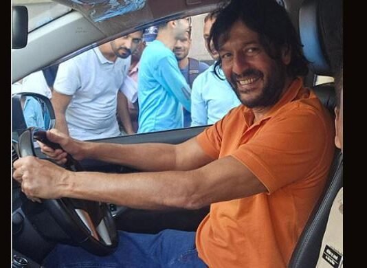چنکی پانڈے نے بالآخر 43 سال بعد ڈارئیونگ ٹیسٹ پاس کرلیا چنکی پانڈے نے بالآخر 43 سال بعد ڈارئیونگ ٹیسٹ پاس کرلیا