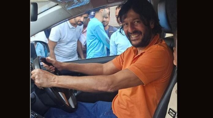 چنکی پانڈے نے بالآخر 43 سال بعد ڈارئیونگ ٹیسٹ پاس چنکی پانڈے نے  بالآخر 43 سال بعد ڈارئیونگ ٹیسٹ پاس کرلیا