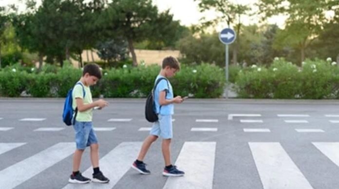 برطانوی طلبا کیلئے سڑک پار کرتے ہوئے حادثات سے بچنے برطانوی طلبا کیلئے سڑک پار کرتے ہوئے حادثات سے بچنے کیلئے’اسکرین ڈاؤن، آئیز اپ‘ مہم کا آغاز