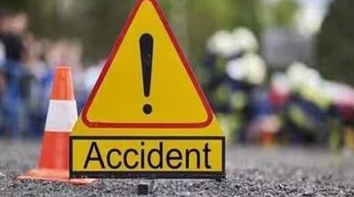 بھارتی ریاست آندھرا پردیش میں ٹرک الٹنے سے7 افراد ہلاک بھارتی ریاست آندھرا پردیش میں ٹرک الٹنے سے7 افراد ہلاک