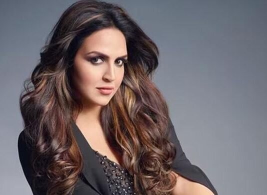 ایشا دیول نے ہجوم میں کھڑے شخص کو باہر نکال کر تھپڑ کیوں مارا؟ اداکارہ نے ماضی کا قصہ سنادیا ایشا دیول نے ہجوم میں کھڑے شخص کو باہر نکال کر تھپڑ کیوں مارا؟ اداکارہ نے ماضی کا قصہ سنادیا