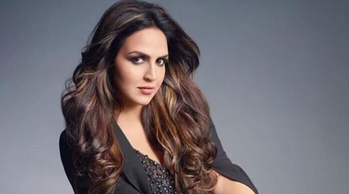 ایشا دیول نے ہجوم میں کھڑے شخص کو  باہر نکال کر تھپڑ کیوں مارا؟ اداکارہ نے ماضی کا قصہ سنادیا