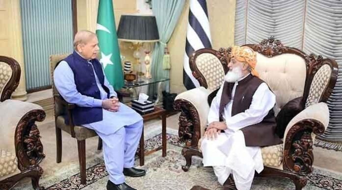 وزیراعظم کی فضل الرحمان سے ملاقات، مولانا کا ججز کی وزیراعظم کی فضل الرحمان سے ملاقات، مولانا کا ججز کی مدت ملازمت بڑھانے میں تعاون سے صاف انکار