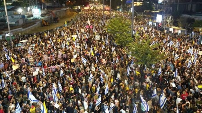اسرائیل میں نیتن یاہو حکومت کے خلاف بڑا مظاہرہ، ہزاروں اسرائیل میں نیتن یاہو حکومت کے خلاف بڑا مظاہرہ، ہزاروں افراد کی شرکت