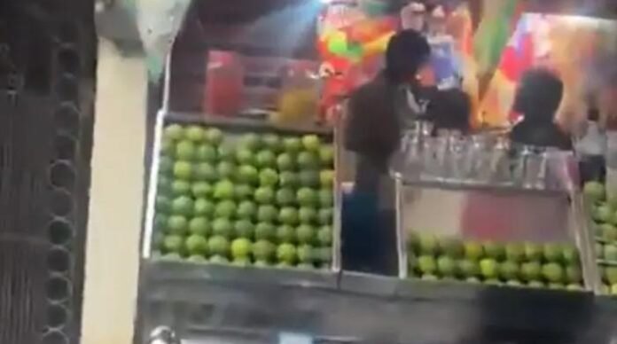 بھارت: پھلوں کے جوس میں یورین ملانے والا دکاندار گرفتار بھارت: پھلوں کے جوس میں یورین ملانے والا دکاندار گرفتار